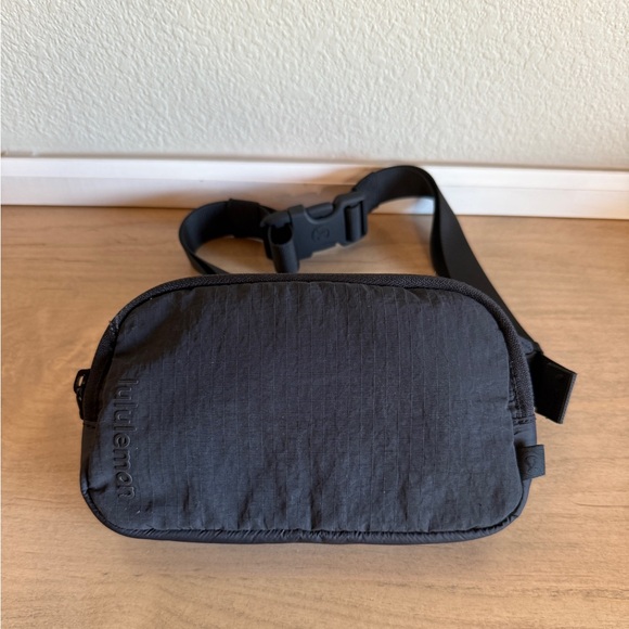 Lululemon Mini Everywhere Belt Bag - Picture 4 of 7